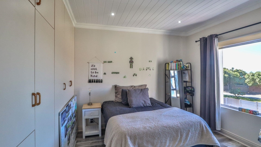 6 Bedroom Property for Sale in Heiderand Western Cape